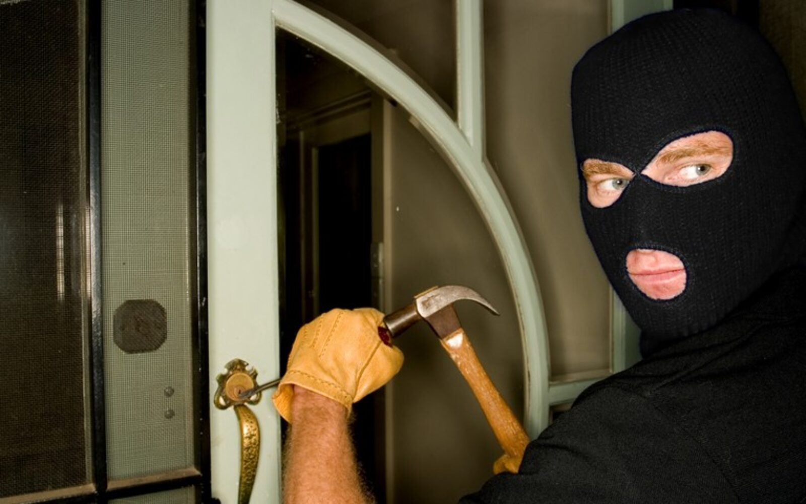 Маска грабителя. Грабеж квартиры. Связанные грабителем девушки. Человек в маске грабителя. Грабитель принудил.