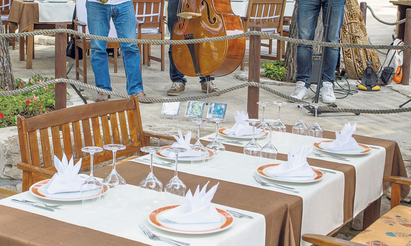 Goste Galije opuštaju diskretni svakodnevni nastupi Jazzoholic banda, što ovom restoranu daje poseba