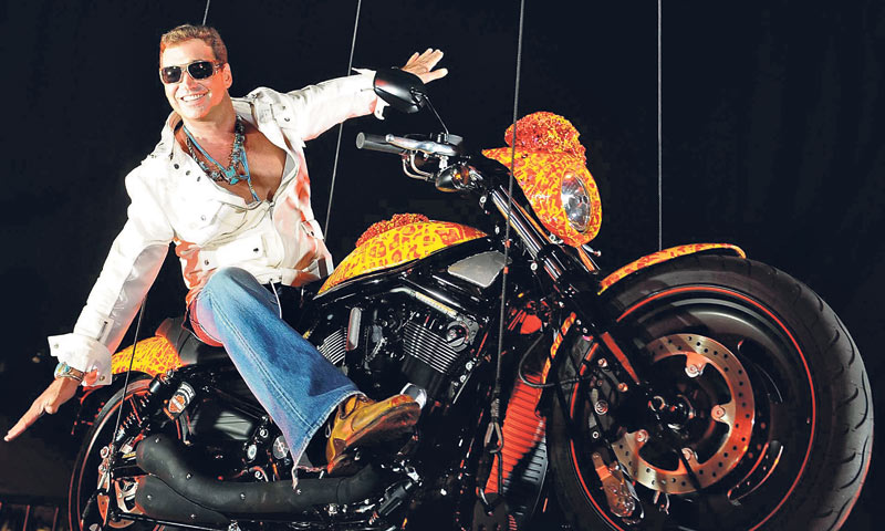 Umjetnik Jack Armstrong ponosno jaši Harley Davidsona kojeg je sam dizajnirao