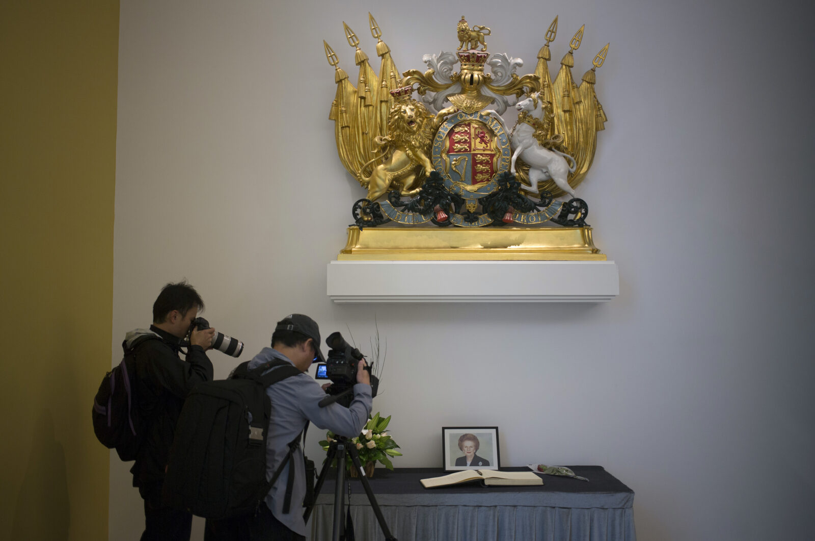 U britanskom veleposlanstvu u Hong Kongu postavljena je knjiga žalosti (EPA)