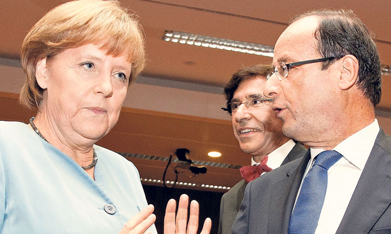 Francois Hollande priklonio se politici Angele Merkel, smatraju neki ministri/Reuters