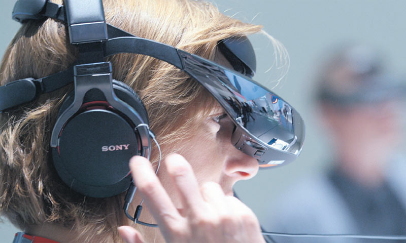 Posjetiteljica na sajmu testira 3D naočale/EPA