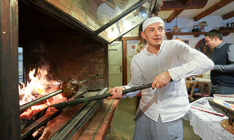 Na ražnju se za goste spremala prava poslastica/PIXSELL