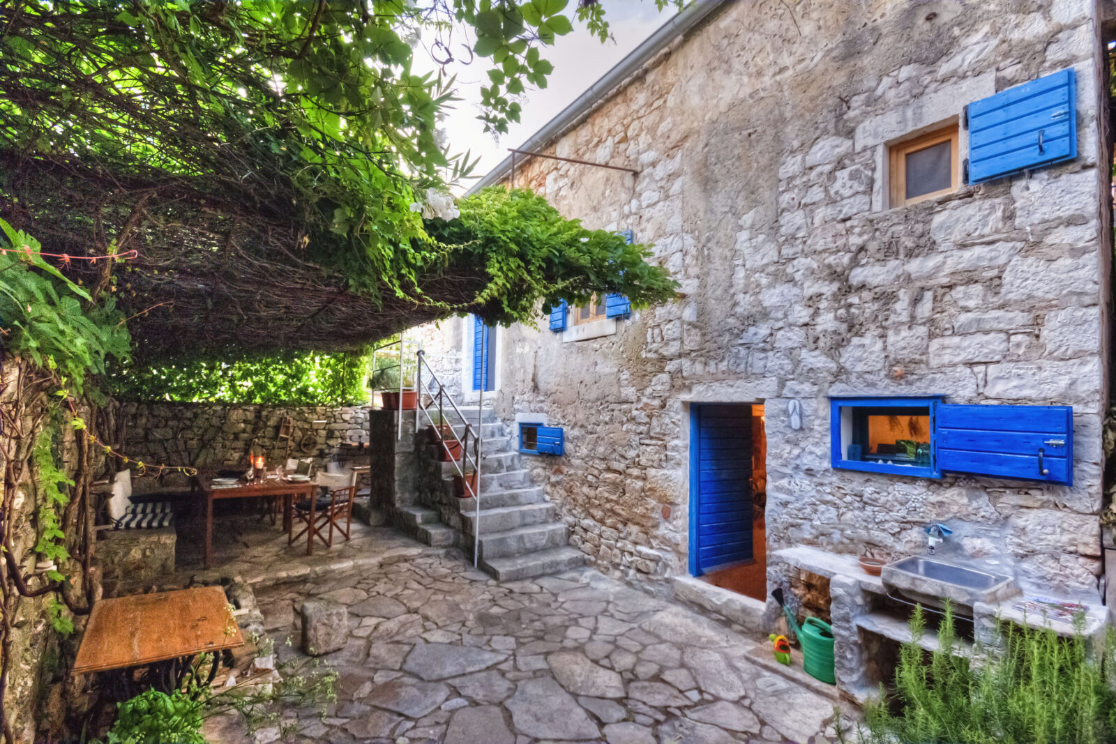 Foto: Svoju kuću na Hvaru zamijenila je 15-tak puta i obišla nekoliko kontinenata