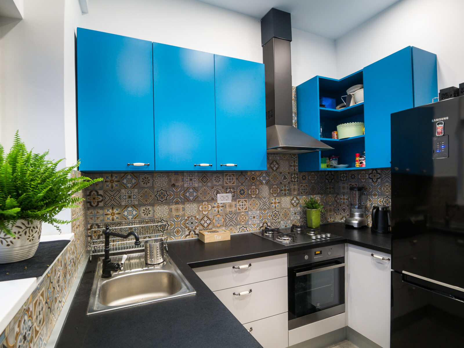 Interijer hostela Casablanca, Miran Kramar