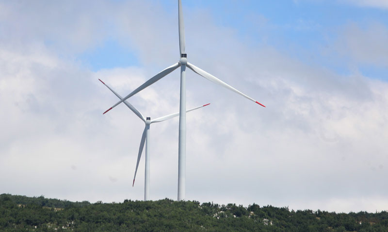 Vjetroelektrana Voštane-Kamensko sastoji se od 14 vjetroagregata svaki snage tri megavata (MW)/Miran