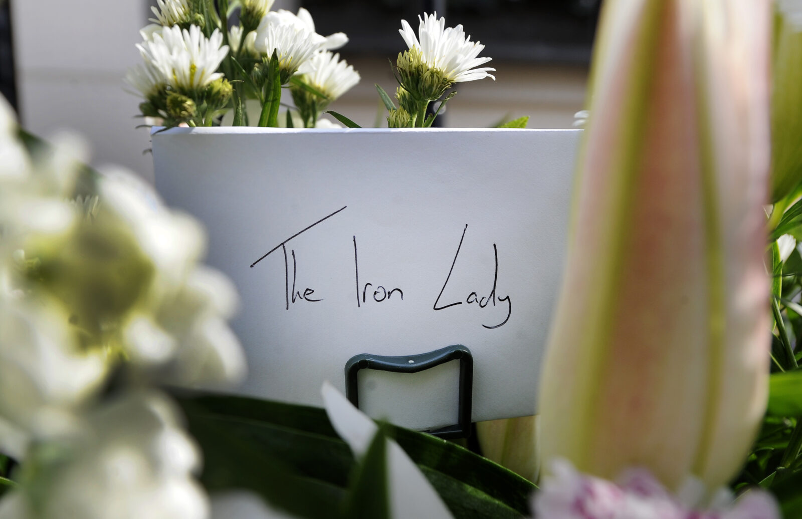 Ljudi ostavljaju cvijeće i poruke ispred doma M. Thatcher u Londonu (EPA)