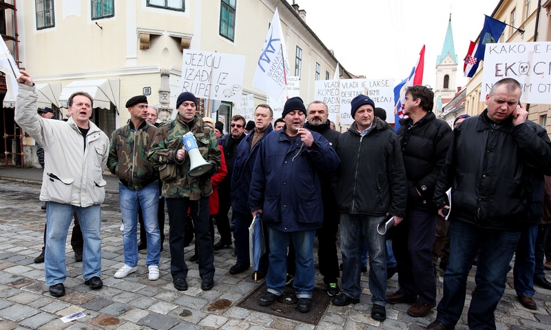 Radnici tvrtki Dioki i Dina petrokemija prosvjedovali su danas na Markovom trgu zbog nepokretanja pr