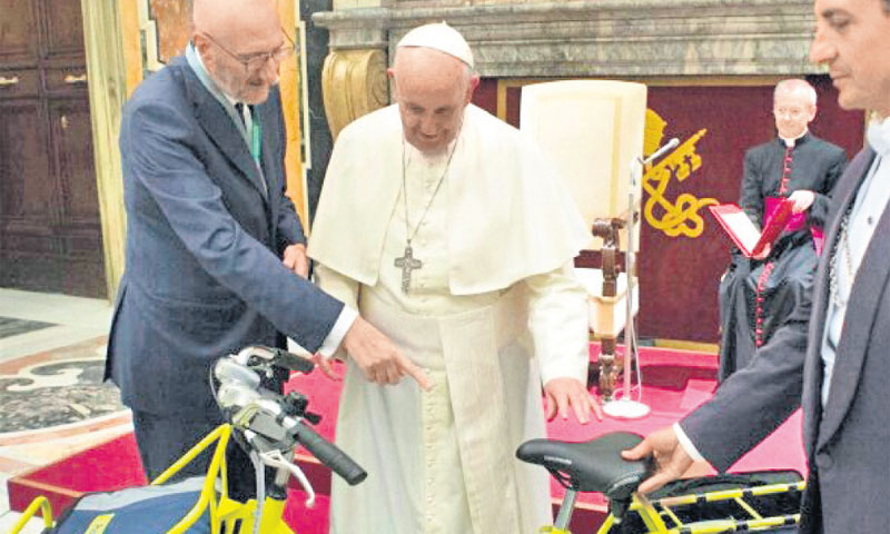 Bicikl s električnim kotačem iz Ludbrega u floti talijanske državne pošte predstavljen je i Papi