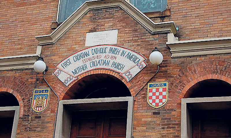 Ploča na ulazu u crkvu