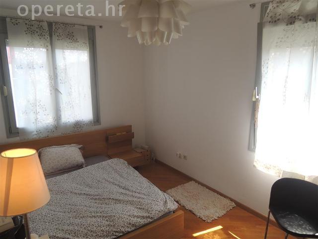 Novo naselje naseljeno uglavnom mlađom, dobro stojećom populacijom.