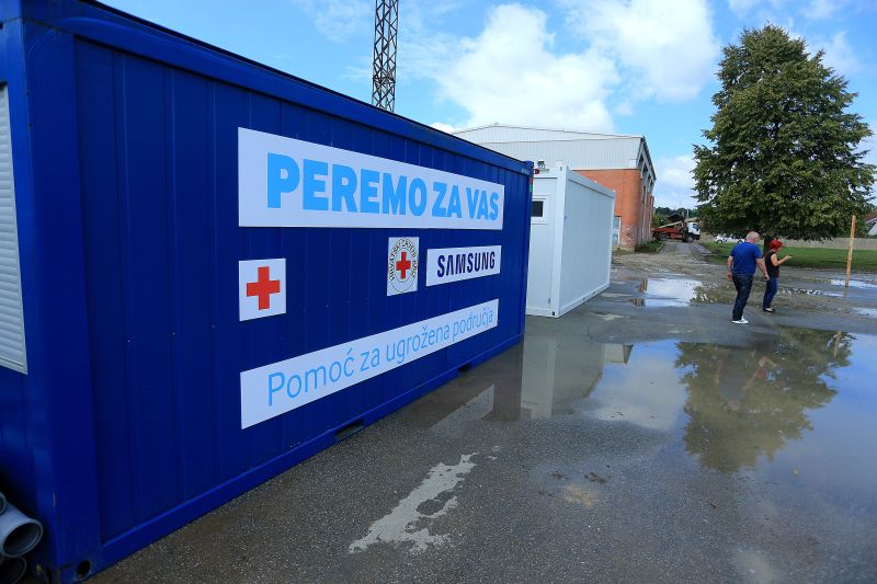 Stanovnici Gunje dobili su prve kontejnere u kojima ce moci boraviti ljudi kojima su kuce toliko os