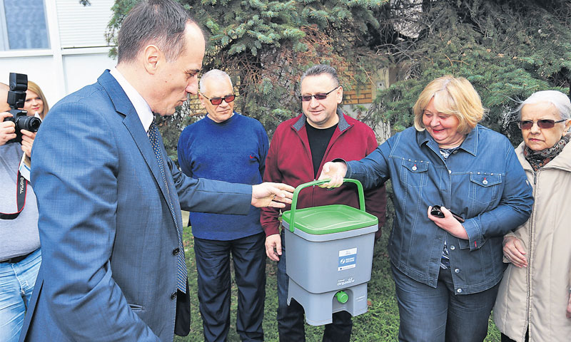 Slaven Dobrović u Osijeku je građanima podijelio posude za prikupljanje biotpada/Davor Javorović/PIX