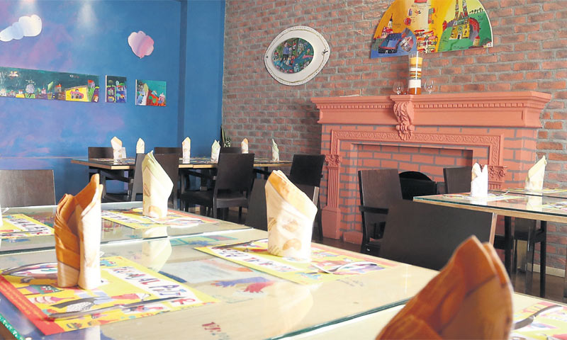 Bajkoviti sredozemni krajolici Voje Radoičića savršeno se slažu s kaleidoskopom tjestenina, pizza, c