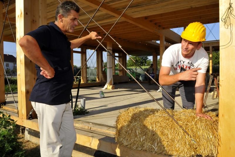 Ilustracija: Tihomir Kostić, dipl.ing.arh. projektirao je prvu ozbiljniju pasivnu kuću od slame u Sl