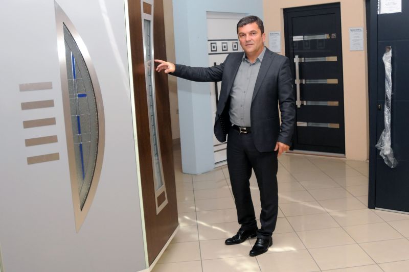 Tvrtka Grad-Export iz Vinkovaca proizvodi ukrasne panele za ulazna vrata. Direktor Petar Šimić. Phot