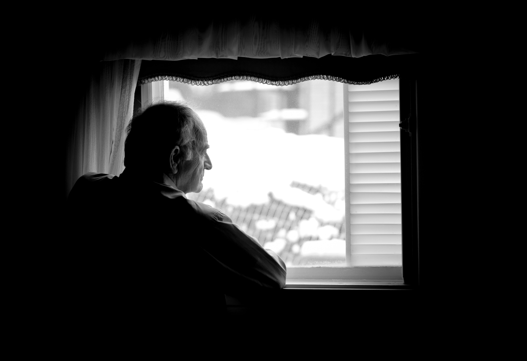 Писатель вспоминает. Старик у окна. Одиночество пожилых. Одинокий старик. Мужчина у окна.