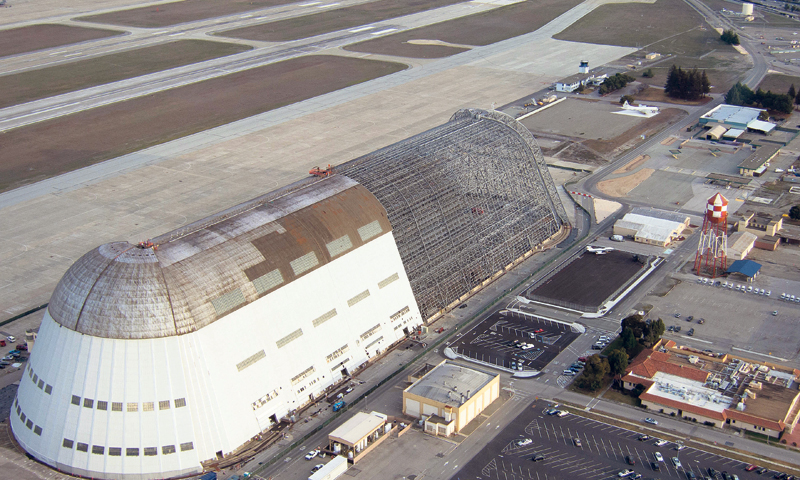 U bazi Moffett nalazi se jedna od najvećih građevina na svijetu, Hangar 1, dugačka 345 metara i širo