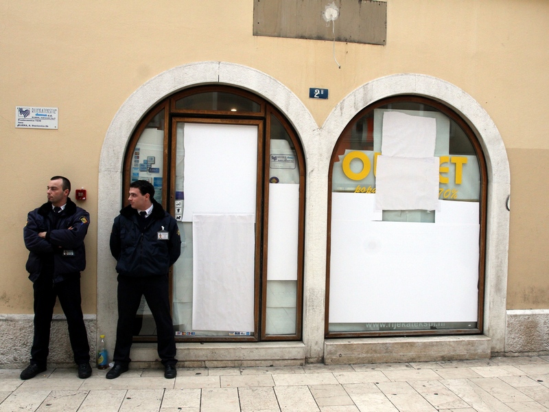 Izlozi su oblijepljeni izvana da prolaznici ne vide natpise koje je vlasnica napisala iznutra / PXL