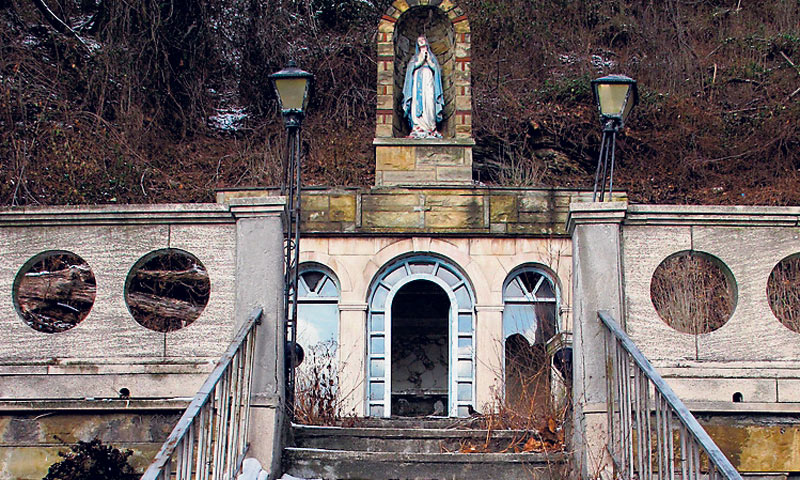 Crkva je odlukom biskupije zatvorena 2004. jer je uz nju sagrađena autocesta