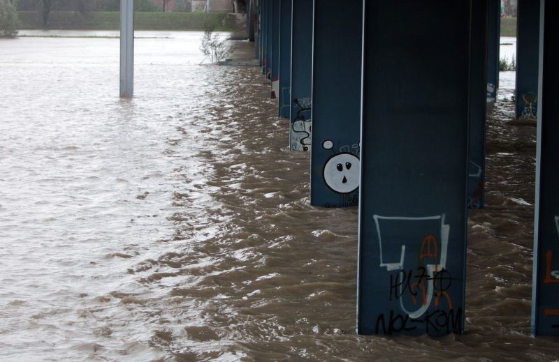 Jaki vjetar i kiša pogodila je zagrebačko područje. Vjetar je rušio stabla i radio problem u prometu