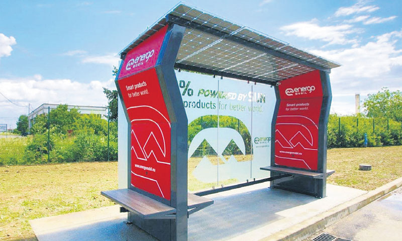 Solarna stanica dimenzija je 1,65×5 metara i ima FunderMax sjedalice