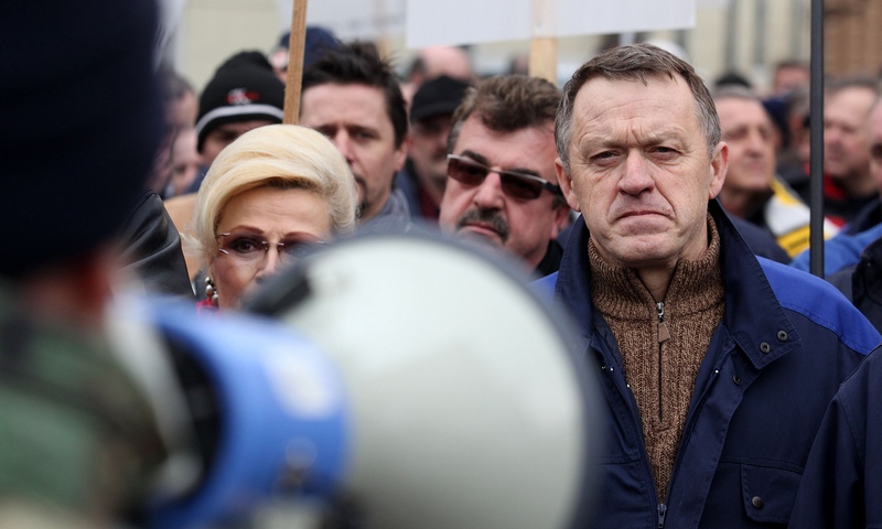 Radnici tvrtki Dioki i Dina petrokemija prosvjedovali su danas na Markovom trgu zbog nepokretanja pr