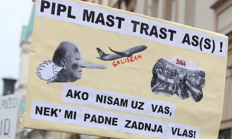 Radnici tvrtki Dioki i Dina petrokemija prosvjedovali su danas na Markovom trgu zbog nepokretanja pr