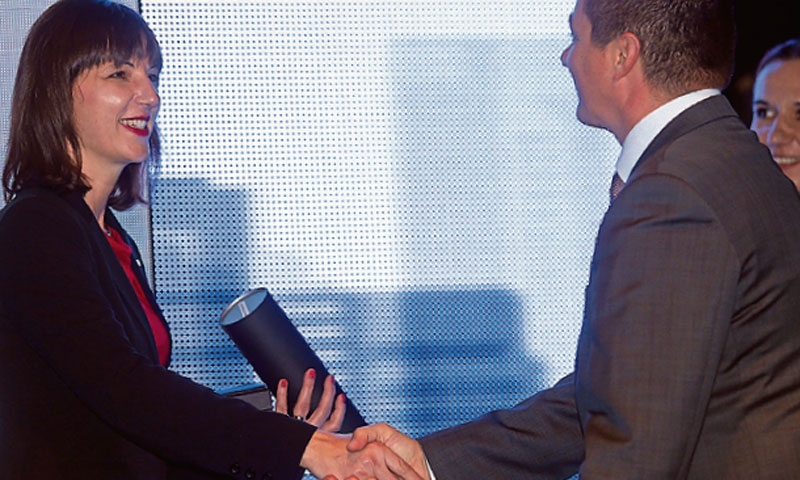 Mirsada Kudrić iz Boscha Hrvatska predala je nagradu gradonačelniku Jastrebarskog, Zvonimiru Novosel