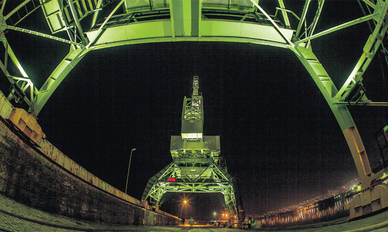 Autor projekta osvjetljenja riječkih dizalica je dizajner rasvjete Dean Skira čiji se radovi nalaze