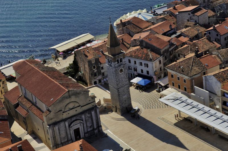Umag, trg, crkva (Izvor: TZG UMAG)