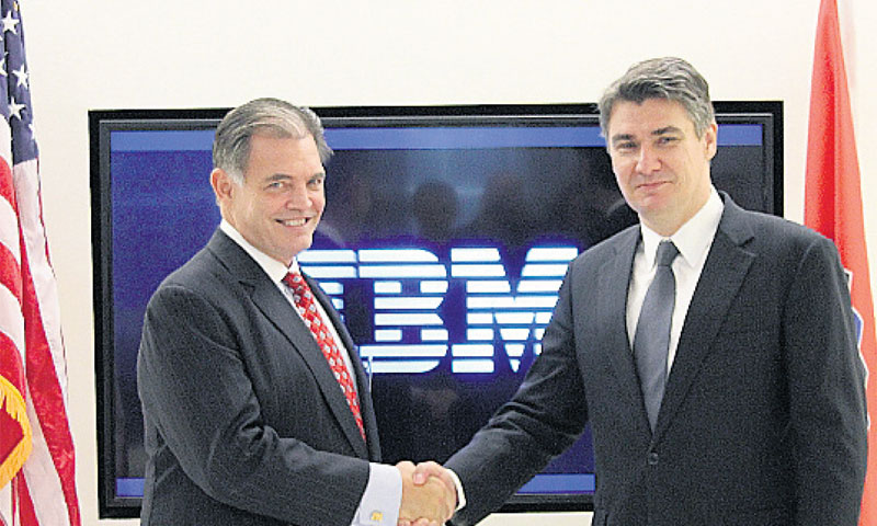 Premijer Milanović s IBM-ovim glavnim direktorom za javni sektor Chuckom Proweom/IZVOR: VLADA RH