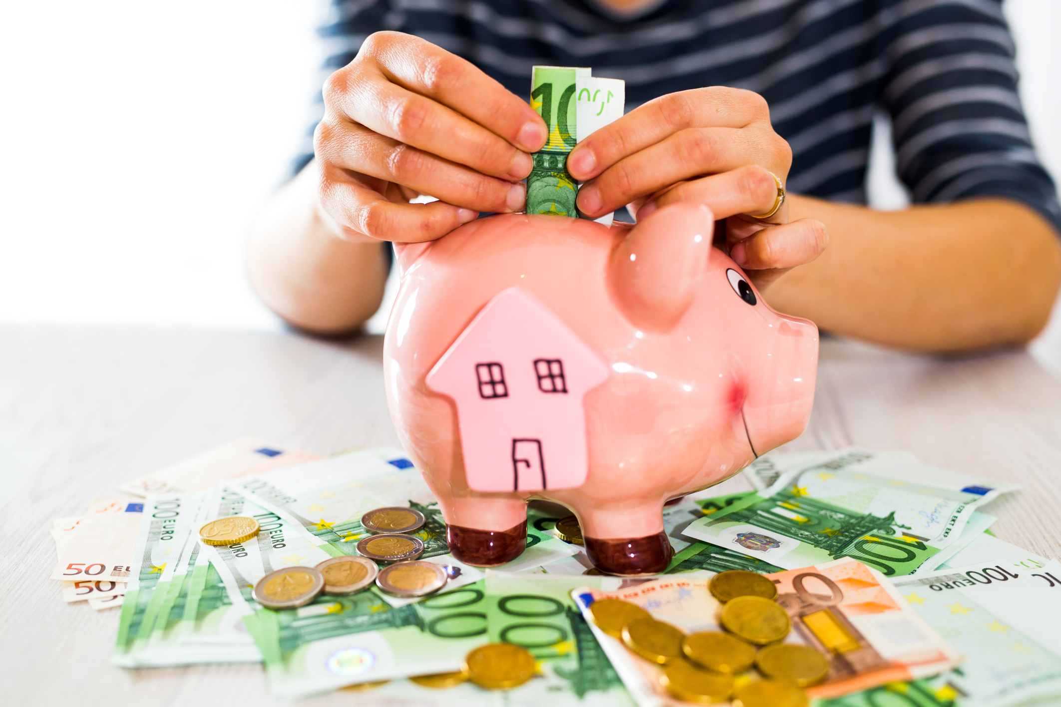 копилка свинья с деньгами. экономия денег. положить деньги в копилку. копилка. положи денежку в копилку.