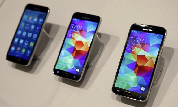 Pravi Samsung Galaxy S5 (Foto: Reuters)
