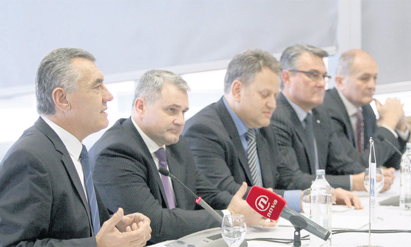 Potreban je program od više poteza koji su sinkronizirani za stvaranje uvjeta u kojima se domaćem i