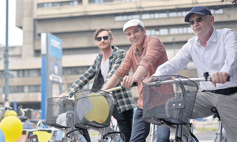 Na otvorenju u Sarajevu bili su  glumci iz serije ‘Lud, zbunjen, normalan’, redatelj Danis Tanović i