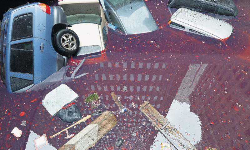 Nakon prvog udara New York su dodatno pogodile poplave i požari