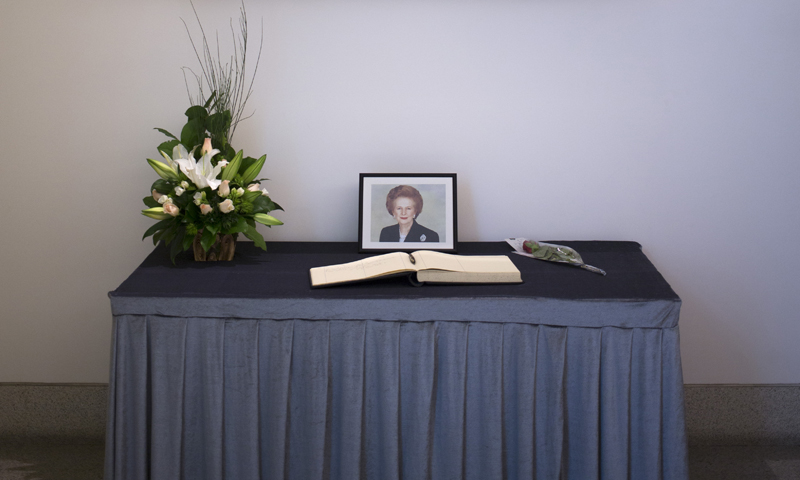 U britanskom veleposlanstvu u Hong Kongu postavljena je knjiga žalosti (EPA)