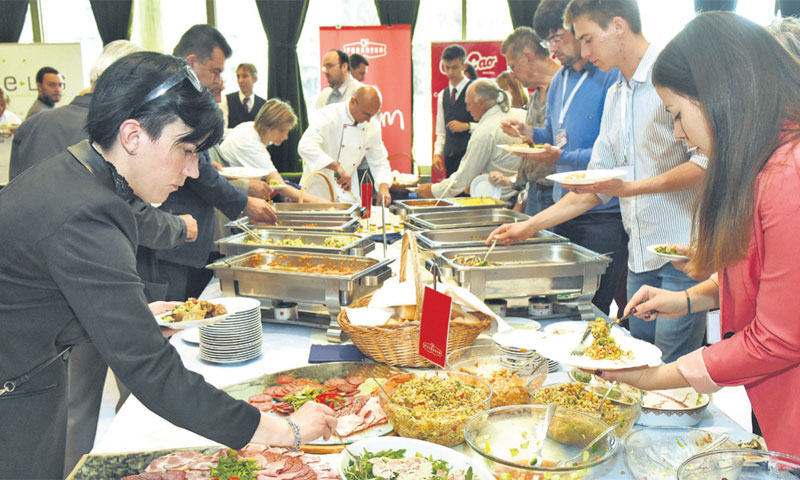 Gužva oko stola s Podravkinim kulinarskim čarolijama/Davor Višnjić/PIXSELL