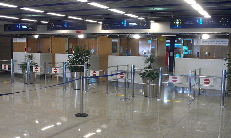 Policijske kabine sa novim informativnim pločama (EU Passengers i All Passports)