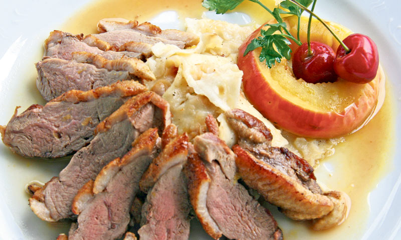 Pačja prsa s jabukom i mlincima/ Dominik Grgurić/PIXSELL