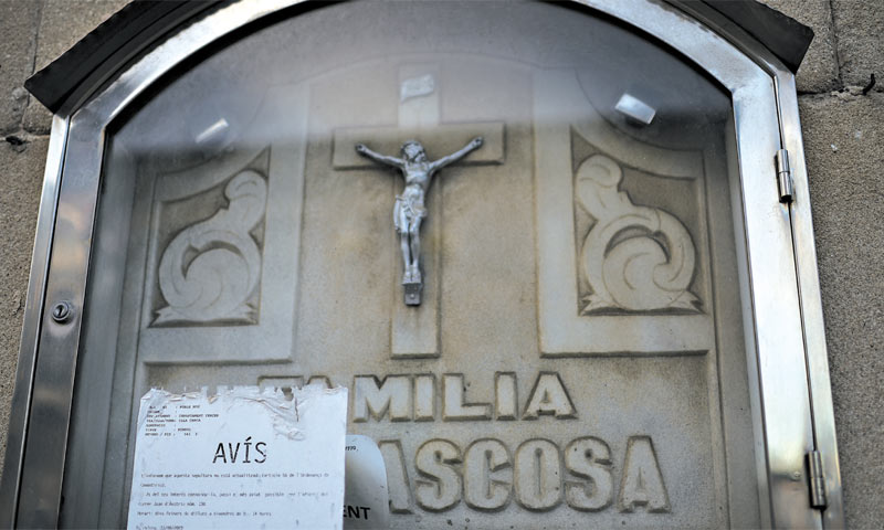 Mnogi Španjolci više ne plaćaju održavanje grobnica; obavijest o uklanjanju na grobu u Barceloni