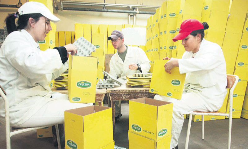 Asistent Luka Dijanić s Katarinom Vukojom, korisnicom Centra za inkluzivne radne aktivnosti (lijevo)