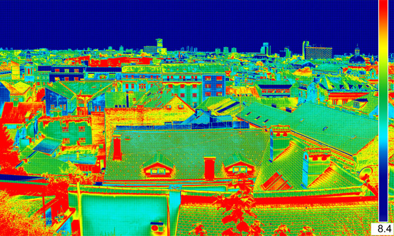 Na toplinskim se slikama mogu jasno vidjeti crvene žarišne točke na gradskim ulicama i cestama gdje