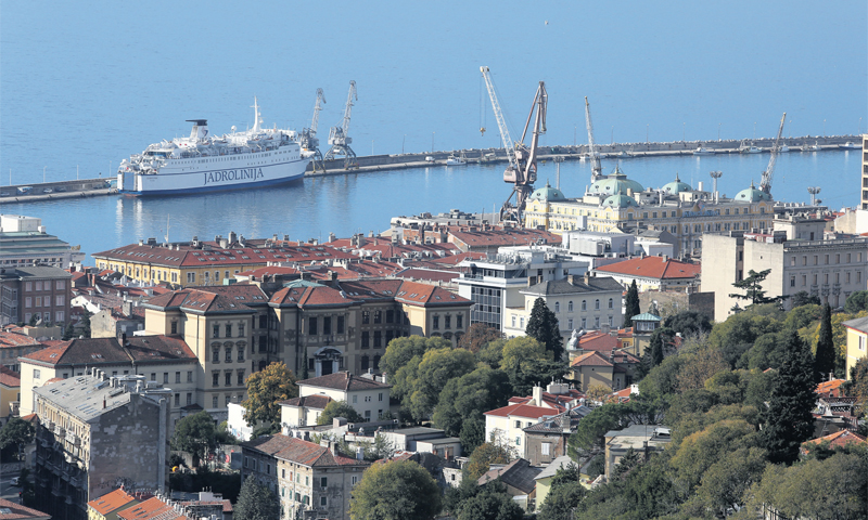 Na razvoj i fizionomiju grada Rijeke snažno utječe njezina luka koja je najveća u Hrvatskoj te ima i