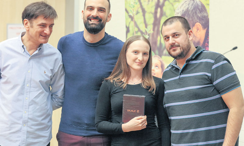 Željko Kardum, Ivan Šarić i Dean Kotiga sa sretnom dobitnicom pametnog telefona/Dubravka Petrić/PIXS