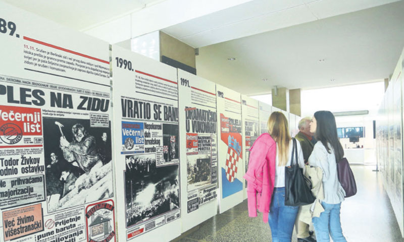 Studenti su razgledavali stare naslovnice/LUKA STANZL/PIXSELL