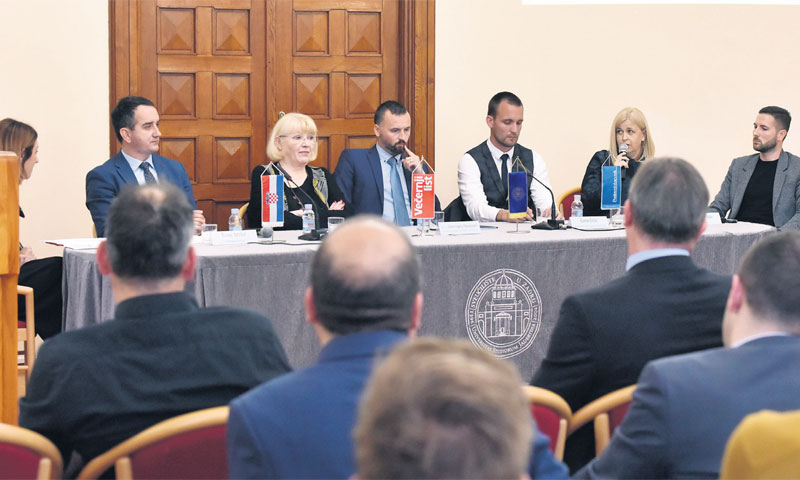 Na okruglom stolu raspravljalo se o rješenjima koja bi mogla zaustaviti odlazak mladih/Hrvoje Jelavi