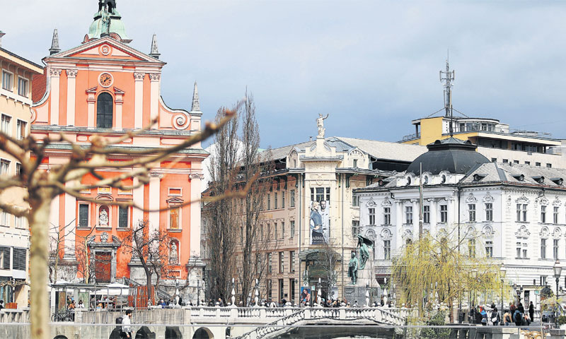 U glavnom gradu Dežele djeluje puno taksi udruženja uz prihvatljive cijene, ali i prestari vozni par