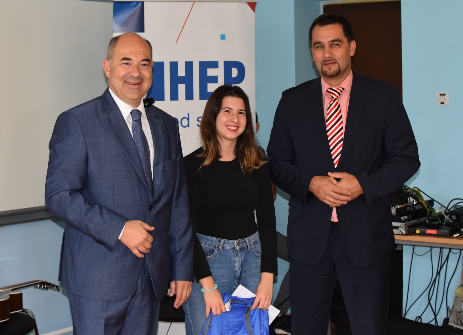 „Dodjela nagrade“: Frane Barbarić, predsjednik Uprave Hrvatske elektroprivrede i Domagoj Validžić,